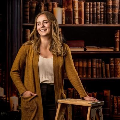 Cozy Fantasy Author ☕🐉 rep'd by Madison Potter at Olswanger Literary; short story published, mapmaker, bookbinder, Canadian in Wales.
Currently ✨ VAGUE ✨