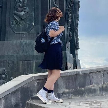 rose_yakhi's profile picture. نکند ما خواب کسی باشیم که سالها پیش در زیر درخت بلوطی به خواب رفته باشد....