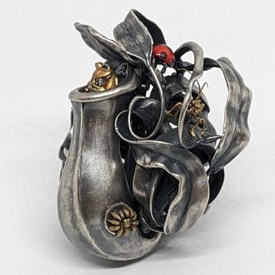 京都にある根付専門の美術館です。
現代根付を中心とした6000点のコレクションから常時350作品を展示しております。
▶️当館の建物は約200年前に建てられた京都指定有形文化財で京町家と武家屋敷の造りが融合した珍しい民家です。館内撮影可📷🆗