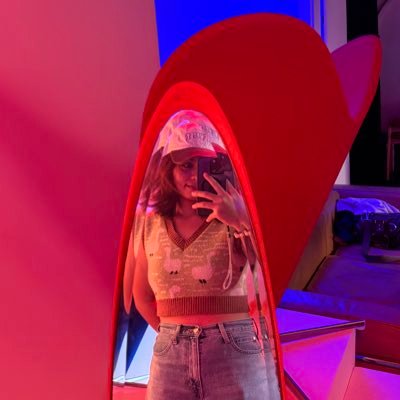 juliannnneeeee's profile picture. To become spring, means accepting the risk of winter | 1 Corinthians 13:13