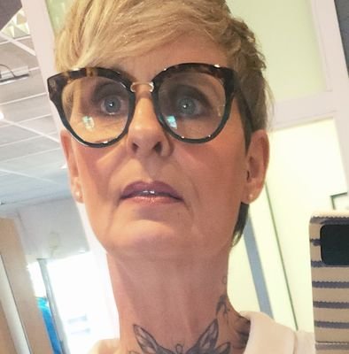 Obwohl ich sichtbar geboren wurde, identifiziere mich als unsichtbar.
Ich bin trans-parent.
Meine Pronomen sind wer/wo