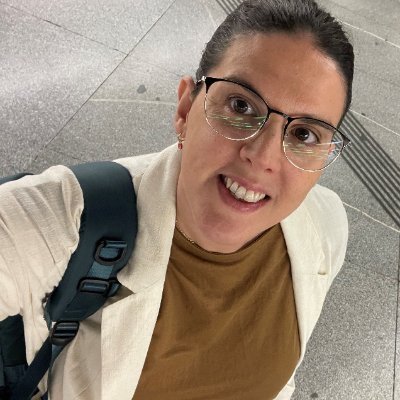 Siempre entre libros y discos. También historiadora y profesora de @UAHes. #Exilioespañol, #Culturaescrita, #Pensarlahistoria, #Memorias, #gritosdepapel