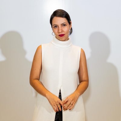 • Comunicadora. Nada humano me es ajeno.
Empatía, libre albedrío y lealtad.