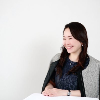 研修会社代表|講師歴12年| MVV・印象戦略に基づくビジネススキル・接遇・営業・販売などの研修|日常に役立つビジネススキルや研修内容を中心に発信中|銀行員→秘書→美容部員→美容専門学校非常勤講師→研修講師|フリーランスで起業し法人化| 近い将来の夢:大人の寺子屋を作りたい