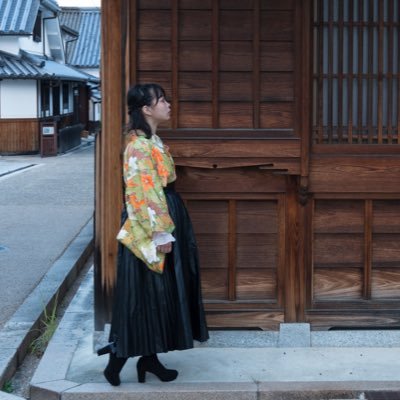 祖父母が着物屋さんだったと最近まで知らず、中学では和菓子の為に入った茶道部で着物と遭遇! 正装から和洋折衷まで♡ 顔出しはその時の気分。今からお休み期間に入ります!