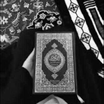 حكاية رحيلها إلى السماء هي كتلة حزن لن تذهب من قلبي أبداً ربي أوصيك بها فـ أملأ قبرها من نسيم جنتك 《 أمي 》