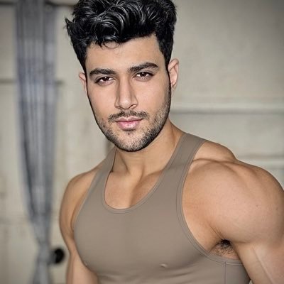 الحياة حلوة، لا تضيعها❤️
عاشق للجيم والرياضة، القوة أسلوب حياة🥰💪