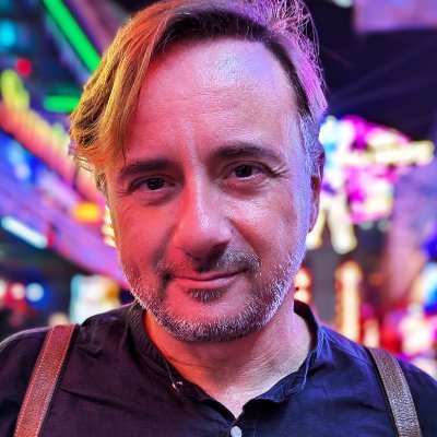 Lo cierto es que estoy hasta los cojones de todos nosotros. Bardo. Prestidigitador. Jesulín de las letras. Mis pronombres son MI, MU, VÍCTIMA.