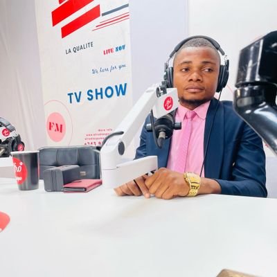 ✍️Coordonnateur de J.E.U.
✍️Analyste politique.
✍️ Assistant de l'enseignement.
✍️Juriste.