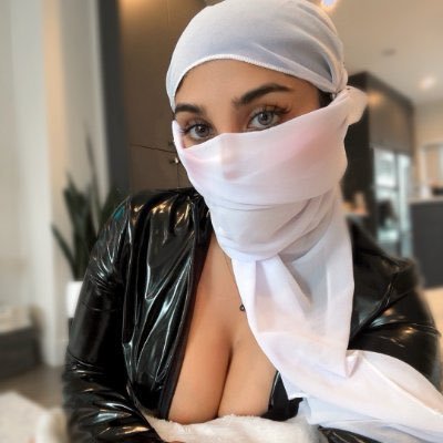 19 Hijabi Freak 🧕🏽 My page is below, lets chat ;)