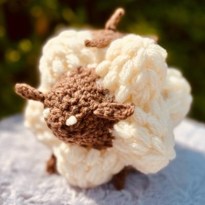 家庭用編み機や手編みで作品を作っています。可愛いものが好きです。作品はminneで販売予定です。よろしくお願いします☺︎編み物の他にskebでイラストリクエストを受け付けています→@watahanacoyun