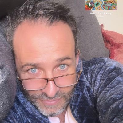 Je parle mieux avec six cordes qu’avec mille mots. Juste un gars, sa gratte, et des vibes.