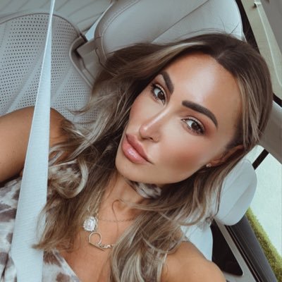 magda_koo's profile picture. Here just for Elon’s twitts