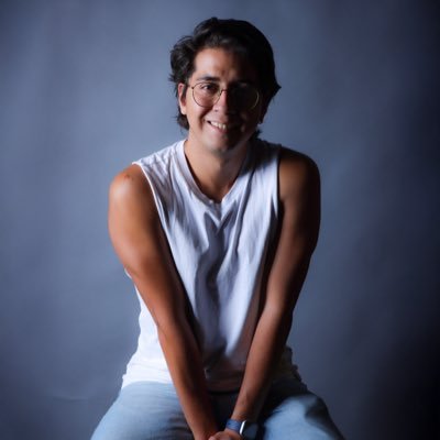 cantante, actor y director. salí en @sietevecesadios y trabajo en un crucero de disney. Co-CEO de studio.d302 (en ig). mi podcast: la opinión de un geek