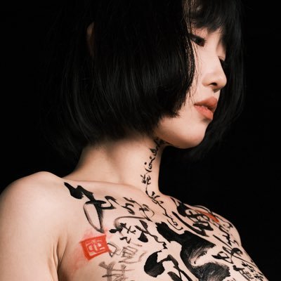 nyxsang's profile picture. 【 The Quest of Iranon 】📍上海 🤍🤍🤍喜爱加以修饰的「人体」⛓️建筑美学⛓️Chrometype 3D⛓️巨物迷恋 🖤🖤🖤常更于IG：nyx_sang_