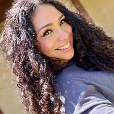 Yoga🧘🏽♀️.Sports ⚾️⚽️🏒 Anime. Curly haired girl . 🇸🇻. 🤍(ノ◕ヮ◕)ノ*:・゚✧