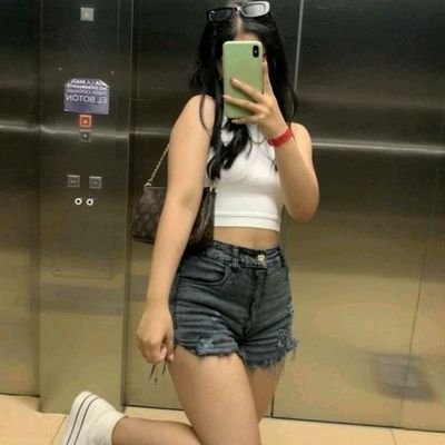 ur_shreyu's profile picture. 𝙱𝚞𝚜𝚢 𝚋𝚎𝚒𝚗𝚐 𝚝𝚑𝚎 𝚚𝚞𝚎𝚎𝚗 𝚘𝚏 𝚖𝚢 𝚘𝚠𝚗 𝚜𝚝𝚘𝚛𝚢 🖤