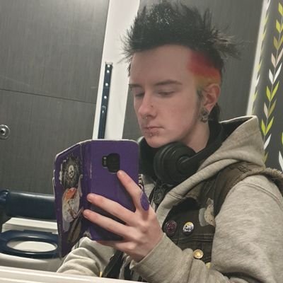 22 in human years, decomposing in rat years. 💉T - 28/12/23💉 Your Local Scottish, Autistic, Trans Streamer. Certified DILF. @DubbyEnergy partner.