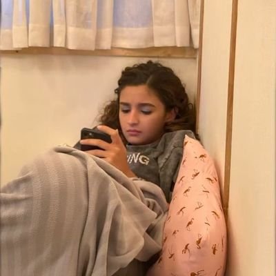 manvreads's profile picture. 18 | i read | screaming about everything i like | cr: The Forgotten Colony