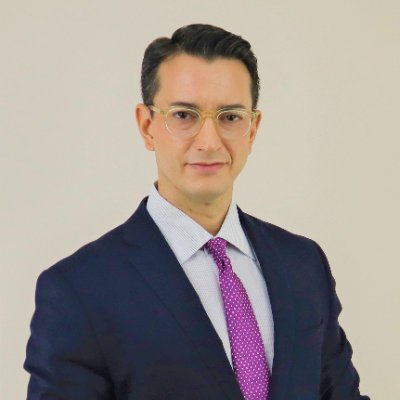 Presentador del canal de noticias que informa con rapidez, precisión y sin censura sobre los eventos más relevantes que ocurren dentro del régimen chino.