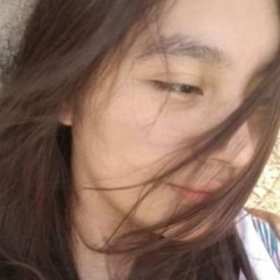 soy un chica a la que le gusta la música y que toca el bajo, empecé a amar mi carrera por Marilú y me encanta lo audiovisual y hacer música