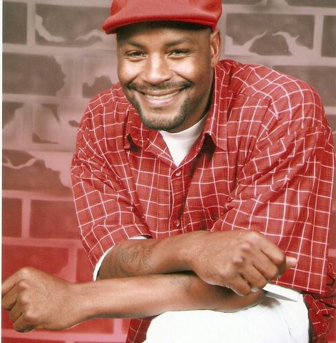 I'm 6'2 210 pounds brown skin brown eyez am a gemini, am also outgoing,openminded,spontanous, i like to read and cook