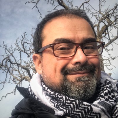 Periodista, Licenciado en Comunicación Social; Mg. Comunicación y MKT Estratégico, fotógrafo y académico universitario, a veces músico y poeta errante.