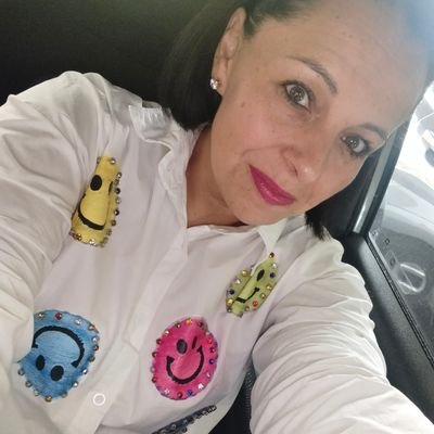 Simplemente yo, escribo sobre lo que veo, escucho, leo, pienso y siento. Comunicóloga. Adicta a esta cosa del demonio, llamada twitter.