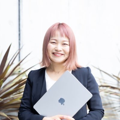 やさしさで寄り添い、進行は抜かりなく🧭 女性向けデザインを得意とするWebデザイナーが、伝わる形でビジネスをサポートします💻💐 🌍海外50ヵ国|👧3児の母|🗣英語対応OK|🎨ELEMI DESIGN #しめサポ4.5期 / #デザトレ5期