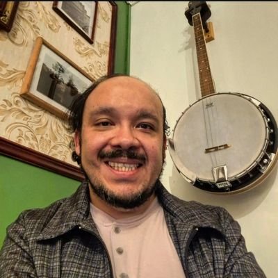Periodista cultural. Ando en el teatro. Persigo librerías y editoriales independientes. Leo (pero Libra). Escribo. Doy clases. Canto boleros.