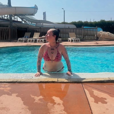 25 • 🏳️🌈 • just a mess n not a hot one 🤭✨ £15 tribute before approaching me.