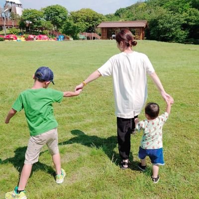 整えて魅力をぎゅっ!✨
元演奏家・パフォーマーの感受性と視点で作る|ナチュラル・シンプル・あたたかみのあるデザインが得意|商品サムネ・イベント・ビジネス広告バナー実績あり|2boysママ|自然・無添加好き🌿|麹歴4年|ご相談・ご依頼はお気軽にDMください🕊️