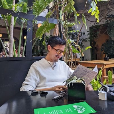 Fotógrafo, Escritor, Intento de Médico, Psicólogo frustrado y los domingos hago garnachas y tortas de tamal.