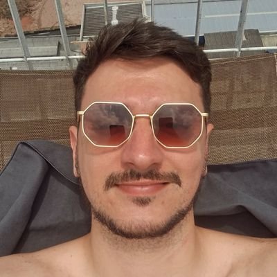 Guh_Sheep's profile picture. Vou continuar respirando... Porque amanhã o sol vai nascer... E quem sabe o que a maré vai me trazer...