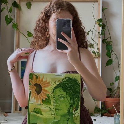 Just a girl with a passion for painting and expressing herself on her canvas 🎨👩🎨