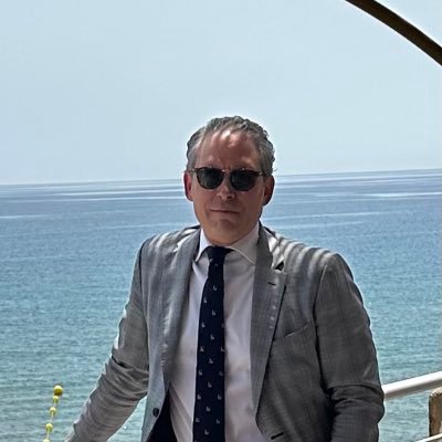 Humanista, Economista, Asesor y en proceso de aprendizaje. Tomar conciencia antes de actuar. Siempre volver al origen te reconforta.