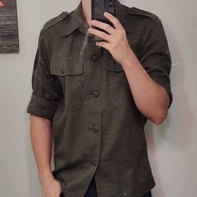 Brutal American.
23, gardener, foxglove enthusiast.