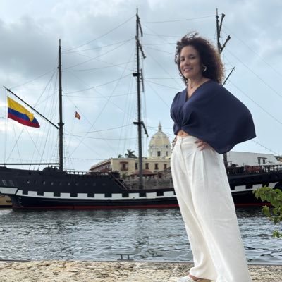 Vuelvo a esta red porque perdí mi anterior cuenta. Periodista, consultora, viajera…me gusta hablar sin enredos, en especial negocios, economía y finanzas.