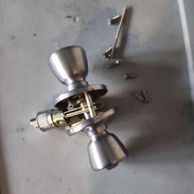 ExitliquidityIA's profile picture. this doorknob is removed from a door