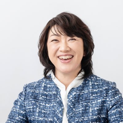 2023年(令和5年)4月23日投開票の東大和市長選挙にて、東大和市初の女性市長として当選。~民間企業と市議会議員3期の経験を活かして~未来につながる市政の実現に奮闘中。