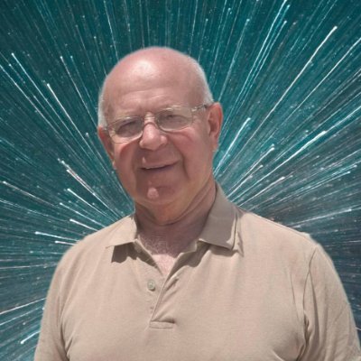 Doktor u penziji
Živio u Sarajevu i Doboju, sada u Tešnju.
Oženjen, živi sa suprugom i imaju dva sina.
Imaju unuke.