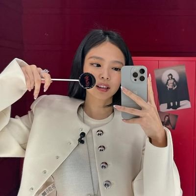 ㅤㅤㅤㅤ𝐑𝐎𝐋𝐄𝐏𝐋𝐀𝐘𝐄𝐑 𝟗𝟔'𝐬 — A 𝐂𝐡𝐚𝐧𝐞𝐥-𝐂𝐥𝐚𝐝 𝐒𝐡𝐚𝐝𝐨𝐰 with diamond eyes and a velvet bite, 𝗞𝗶𝗺 𝗝𝗲𝗻𝗻𝗶𝗲.