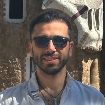 Genelde kendi hayatima ve İngiltere'ye dair yaziyorum. Bazen de gündeme dair bir şeyler anlatıyorum. Kitabin ortasından..