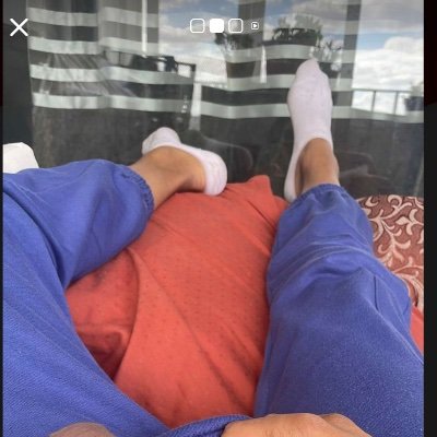 Jeune français âgé 28 ans aime les pieds l'est go !