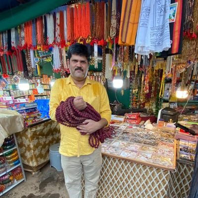 अंग्रेजी आती नही। हिंदी में ही लिखता हूं और बात करता हूं। राजनीति को समझने और समझाने का प्रयास करता हूं।अमेठी की पवित्र माटी से।