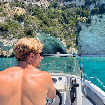 Changing lanes. 6-fig to 7-fig. Enterprise SaaS Consultant. Retail Investor. Purple Belt No-Gi BJJ. Gym Rat. Partner. Digital Nomad. England - Canada - Greece.