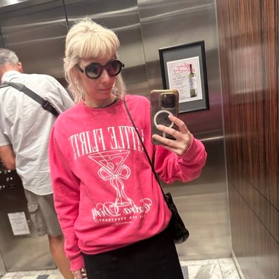 areecah's profile picture. me gusta la noche 🦇 socialist comms for claire valdez