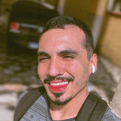 poxahud's profile picture. a única que me importa é que a Britney me segue ✨