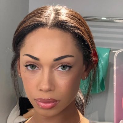 Jasminelowb2d's profile picture. 🏆Best solo model 🏆Producer✈️🛬 love travels. 🏳️‍⚧️ 🪷🌹💐