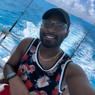 “Roses are red, True Love is rare. Booty booty booty, rockin everywhere…” 🏳️🌈 SC:MyNameIsDari